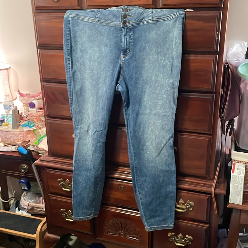 Bluejean with no tags but never worn or worn once. No rips no tears
